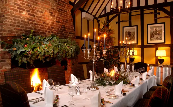 Roast turket surrounded by crackers and Christmas decorations