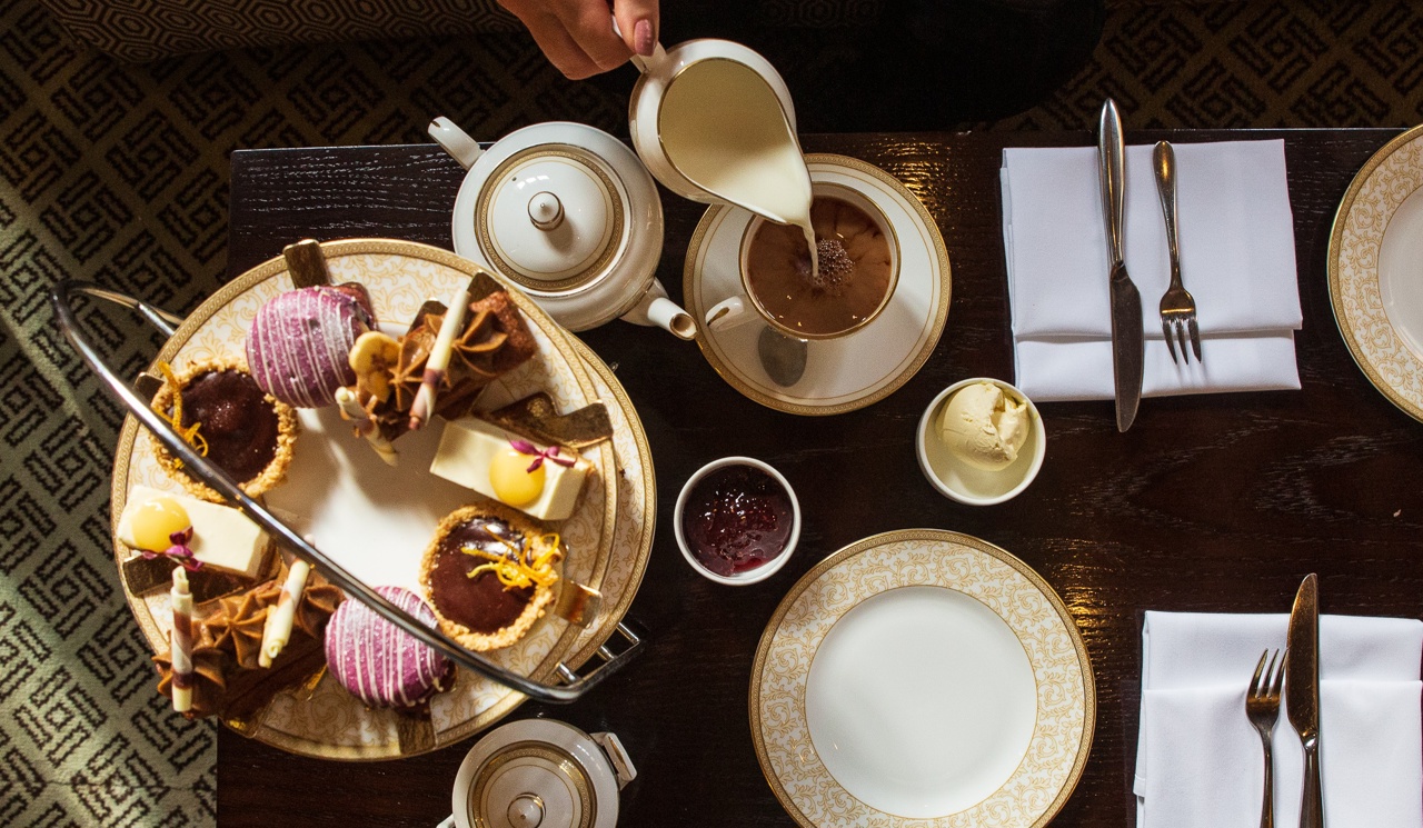 The Swan At Lavenham Afternoon Tea In Lounge Pouring Milk (1)