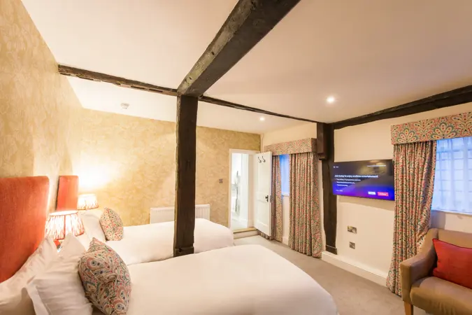Twin room from different viewpoint